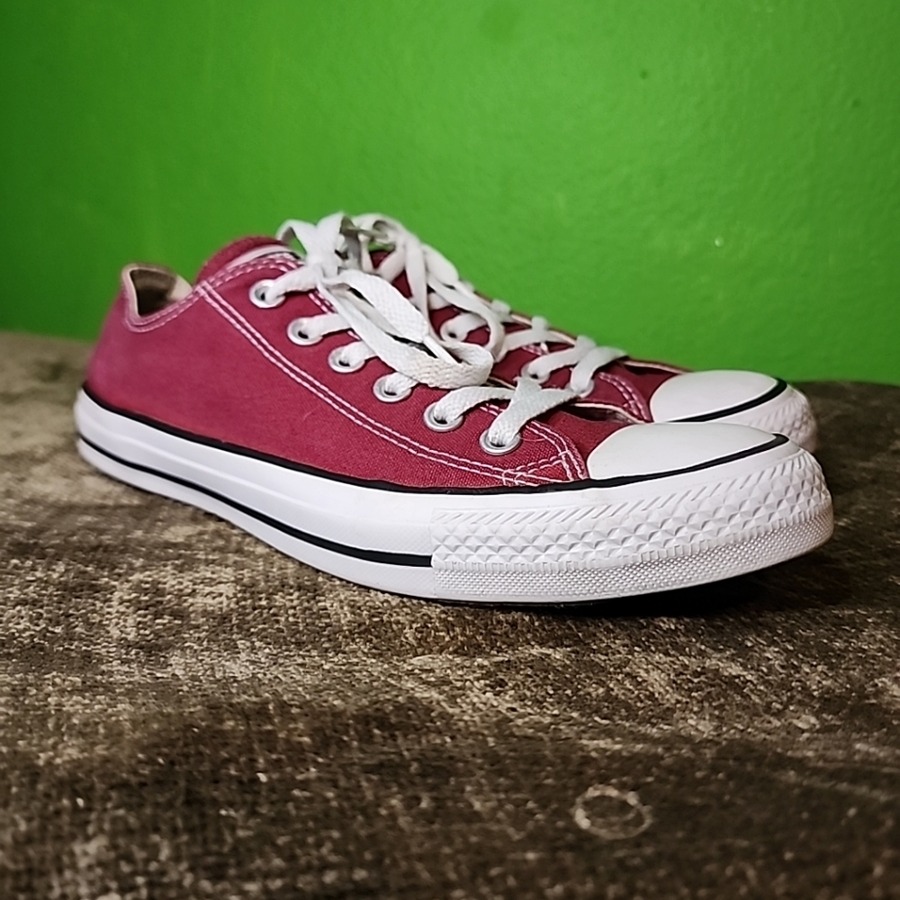 Converse  Chuck Taylor women’s size 9 men's 7 maroon/burgandy